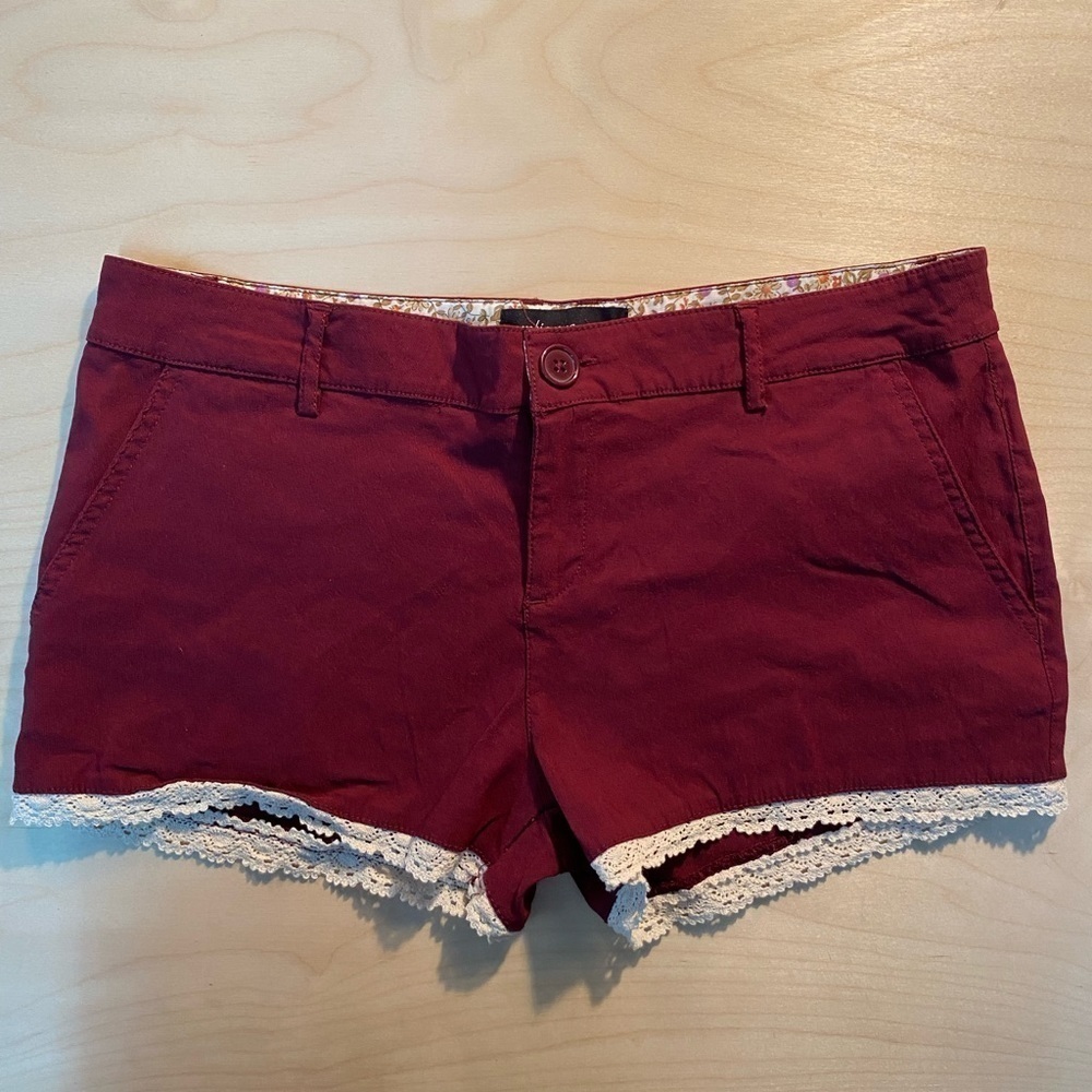 Ambiance Apparel Shorts size Large (GK)
